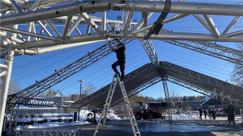 Eine aufwendige Stahlkonstruktion aus vielen Elementen bildet das Gerüst für das Zeltdach überm Wintermarkt.