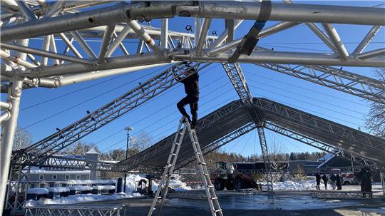 Eine aufwendige Stahlkonstruktion aus vielen Elementen bildet das Gerüst für das Zeltdach überm Wintermarkt.