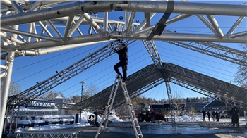 Eine aufwendige Stahlkonstruktion aus vielen Elementen bildet das Gerüst für das Zeltdach überm Wintermarkt.