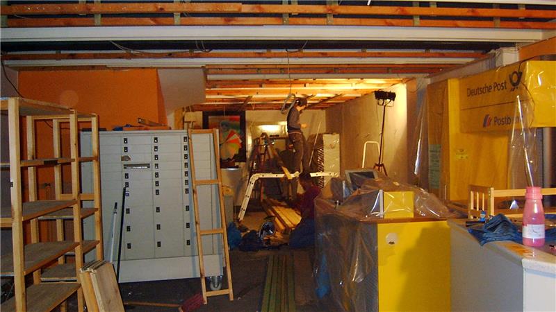 Bevor der Papierflitzer im Februar 2006 seine Eröffnung feiert, krempeln Sabine König und ihre Freunde das Geschäft auf links und renovieren eifrig.