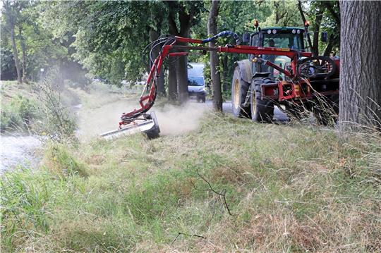 Bevor die Baggerarbeiten starten können, wird der Uferbereich der Nette im Bauabschnitt gemäht. Foto: Gereke