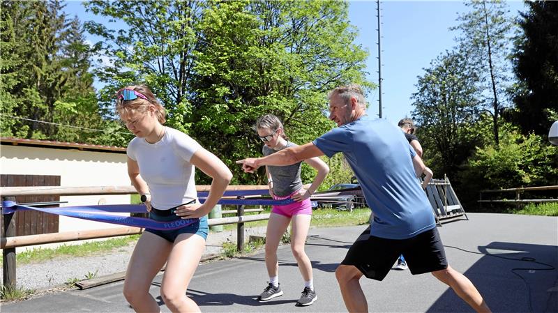Bevor die Biathletinnen und Biathleten auf die Strecke rollen, gibt Stitzl Tipps, wie sie ihre Stabilität verbessern können. Foto: Neuendorf