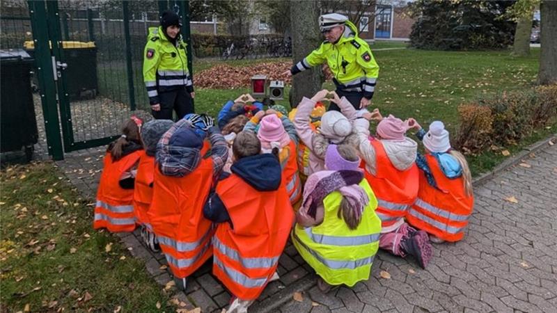 Polizei Goslar sorgt für Verkehrssicherheit an drei Grundschulen Bevor die Kinder als Verkehrsdetektive im Einsatz sind, erläutern Christiane Meier und Ralf Buchmeier – beide von der Polizei Goslar – wie die Blitzer funktionieren.