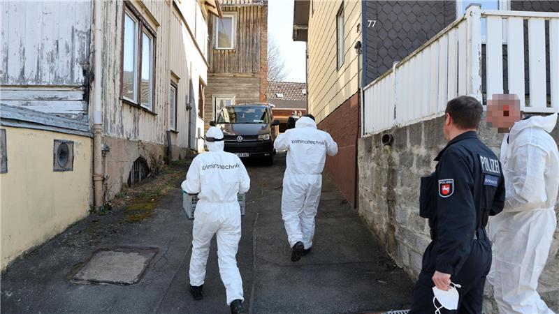 Unbekannte verwandeln ehemaliges Hotel in Drogen-Plantage Bevor die Pflanzen aus dem Haus geholt werden, inspiziert die Kriminaltechnik den Tatort eingehend.