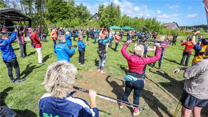 Bevor die Teilnehmer loslaufen, wärmen sie sich gemeinsam mit dem Ski-Club Altenau auf.