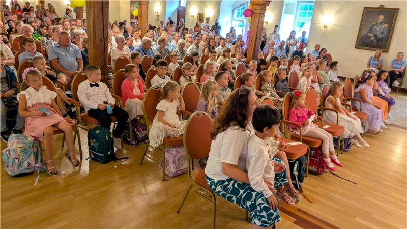 So feiert Bad Harzburg seine neuen Erstklässler Bevor es in die Klassen geht, schauen sich die neuen Erstklässler der Grundschule Bündheim im Schloss einige Vorführungen an.