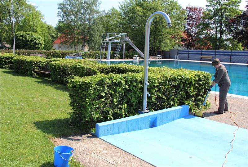 Fehlende Rückstauklappe im Freibad Langelsheim eingebaut Bevor es ins Becken geht, braucht es eine kalte Dusche. Foto: Hohaus