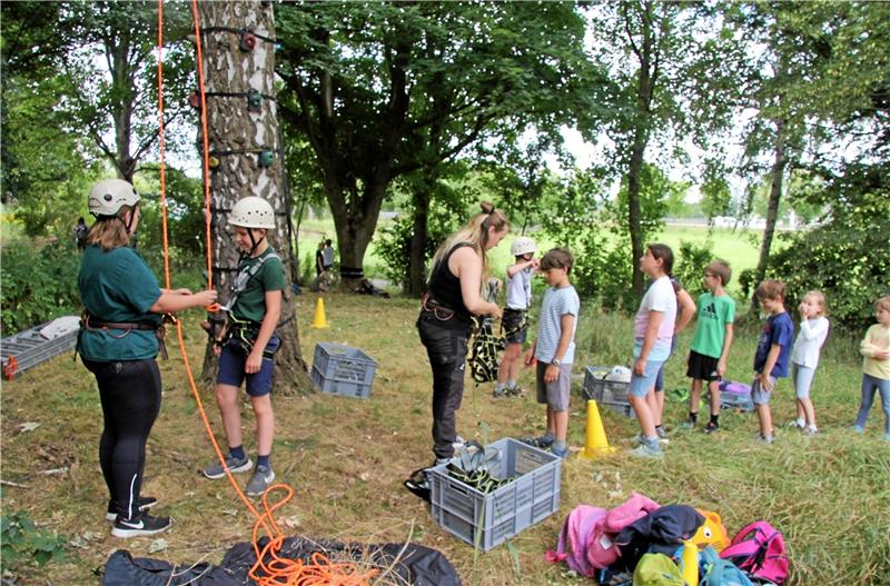 Schladener Kinder klettern, balancieren und spielen Bevor es rauf auf den Baum geht, muss der Klettergurt richtig sitzen, der Helm aufgesetzt und das Seil eingehakt sein. Foto: Hohaus