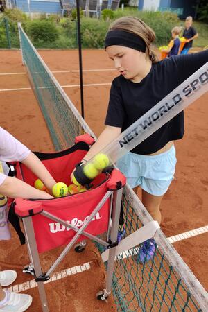 Bad Harzburger Kinder üben sich im Tennis Bevor gespielt werden kann, müssen erst einmal Vorbereitungen getroffen werden.