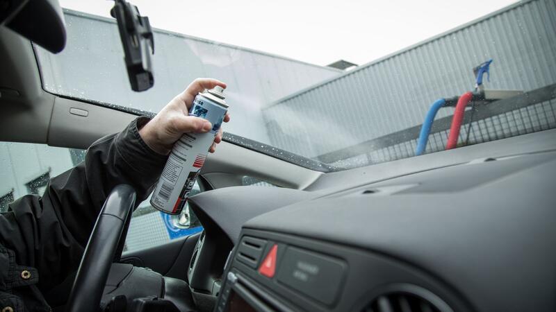 Autoreinigung: 7 Tipps für einen top gepflegten Innenraum Bevor man Cockpit-Spray verwendet, sollte man die Armaturen gründlich reinigen.