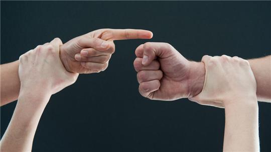 Bevor sich Streitigkeiten unter Nachbarn zuspitzen, versuchen Schiedspersonen zu schlichten.