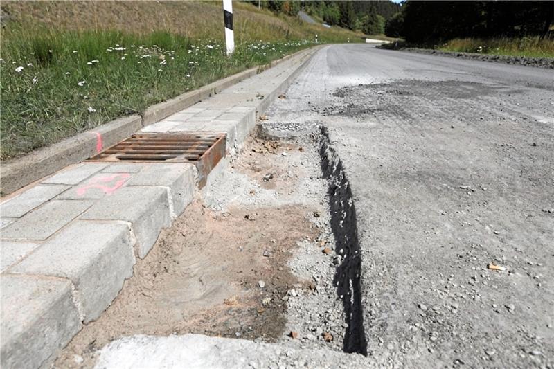 Bevor solche Löcher gefüllt werden, muss der Asphalt noch einmal abgefräst werden.