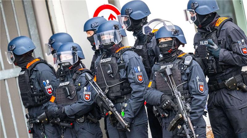 Lächelnd hinter Panzerglas – Klette-Prozess hat begonnen Bewaffnete Einsatzkräfte sicherten die Ankunft der Angeklagten.