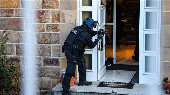 Bewaffnete Einsatzkräfte waren in Iserlohn vor Ort.