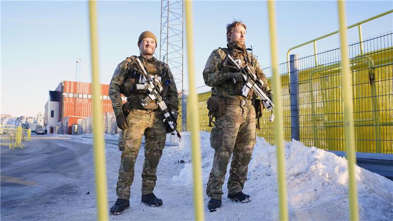 Bewaffnete Kräfte des dänischen Militärs haben einen Kontrollpunkt im Hafengebiet in Nuuk auf Grönland bemannt.