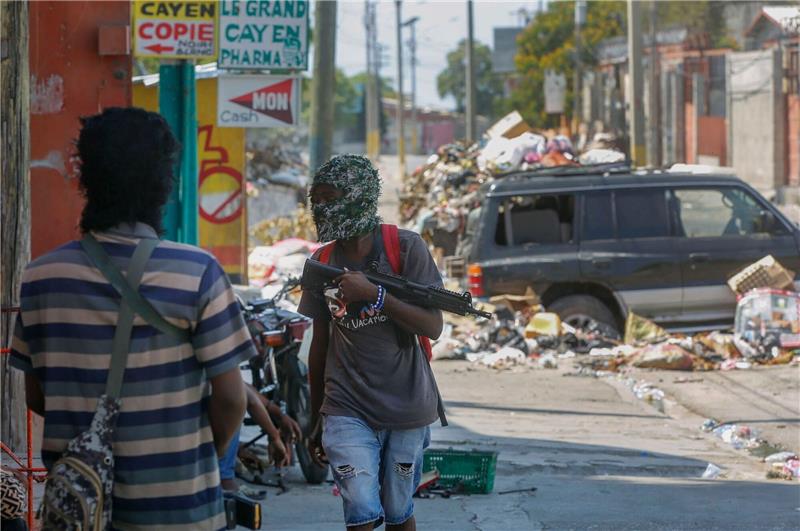 UN-Bericht: Lage in Haiti katastrophal Bewaffnete Mitglieder der Bande G9 and Family an ihrer Straßensperre im Viertel Delmas 6 in Port-au-Prince.