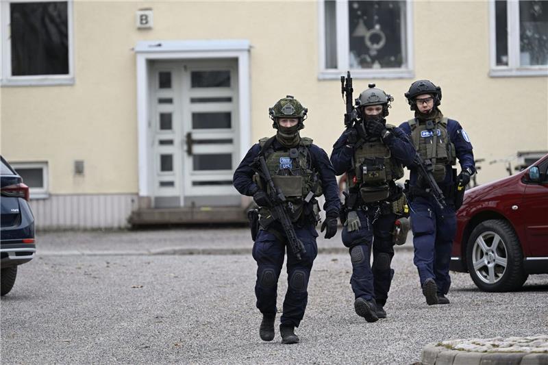 Schüsse in finnischer Grundschule - Sechstklässler gestorben Bewaffnete Polizisten gehen in der Nähe der Viertola-Schule. Bei dem Vorfall an einer Grundschule in der finnischen Stadt Vantaa nördlich von Helsinki sind Kinder verletzt worden.