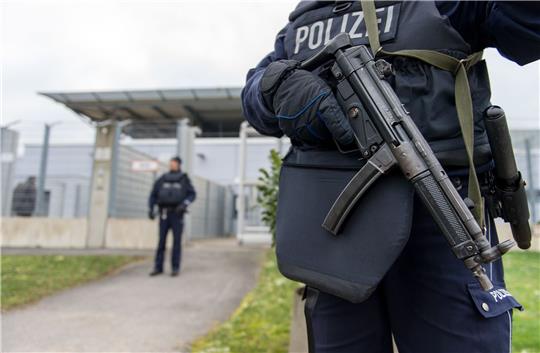 Bewaffnete Polizisten sichern das Prozessgebäude des Oberlandesgerichtes in Düsseldorf.