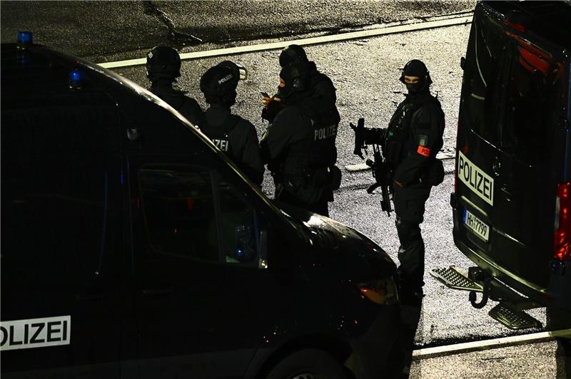 Haftbefehl gegen Geiselnehmer von Hamburg erlassen Bewaffnete Polizisten sind am Hamburger Flughafen im Einsatz.