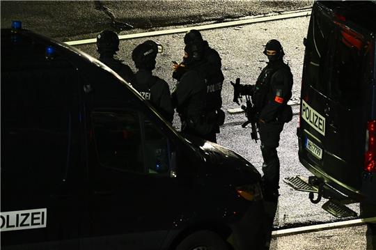 Bewaffnete Polizisten sind am Hamburger Flughafen im Einsatz.