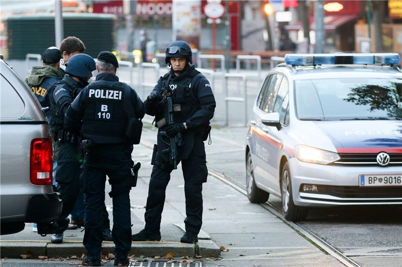 Wiener Terrorprozess eröffnet Bewaffnete Polizisten stehen Wache nach der Terrorattacke von Wien im Stadtzentrum.