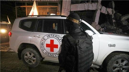 Hamas übergibt zwei Leichen – Geiseln identifiziert Bewaffnetes Hamas-Mitglied bei Übergabe von Geisel-Leichen. (Archivbild)