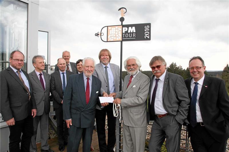 7200 Euro für die Marktkirche gestiftet Bewahren die Tradition des Gebens: die Sympatec-Geschäftsführer Stephan Röthele und Dr. Wolfgang Witt an der neuen Ausbeutefahne sowie Prof. Alfons Vogelpohl mit dem Spenden-Umschlag. Dazu stehen auch die Mitgesellschafter Dr. Ulrich Kesten (2.v.r), Götz Leschonski (l.) und Dr. Detlef Niebuhr (2.v.l.). Foto: Bertram