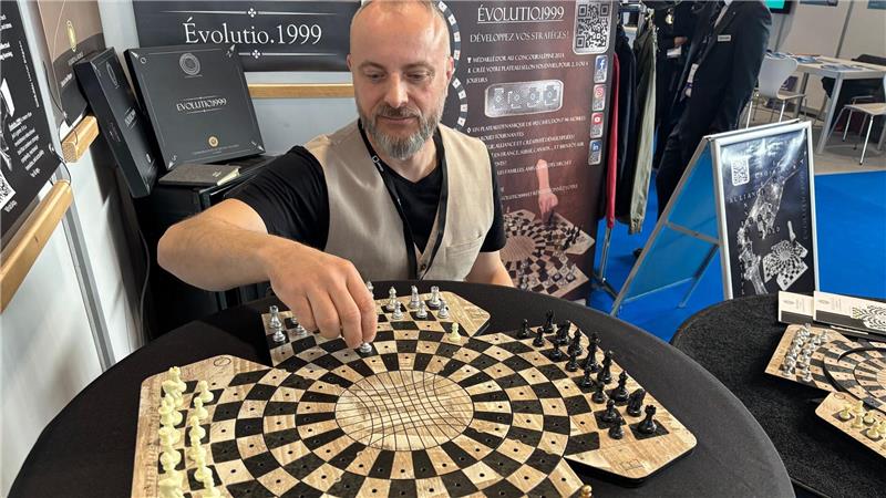 Bewegliche Spielfelder und 4 Gegner: Schachspiel der Superlative. 