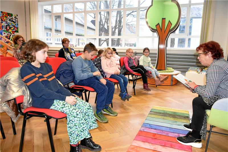 Vorlesetag in Goslar: Rattenjunge und die Kakerlake Karate Bewegt: Renate Lucksch liest Geschichten von der Kakerlake Karate. Foto: Kempfer