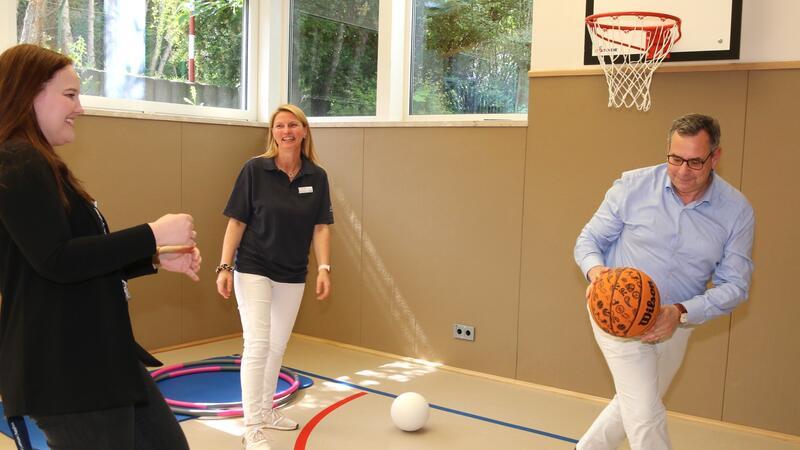 Klinik investiert in Bereich der Physiotherapie Bewegung ist wichtig: Christiane Müller, Leiterin der Physiotherapie (weiße Hose) und Julia Loges (Unternehmenskommunikation) spielen mit Klinik-Chefarzt Dr. André Tadić Basketball.