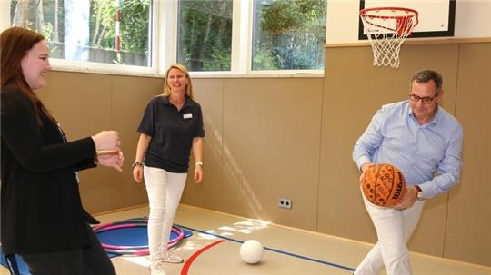 Bewegung ist wichtig: Christiane Müller, Leiterin der Physiotherapie (weiße Hose) und Julia Loges (Unternehmenskommunikation) spielen mit Klinik-Chefarzt Dr. André Tadić Basketball.