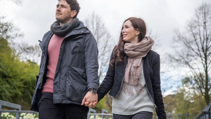 So gut wirken sanfte Methoden gegen Kopfschmerzen Bewegung und Ablenkung: Durch einen Spaziergang lassen sich Kopfschmerzen lindern.