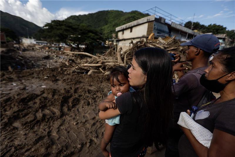 Zahl der Toten nach Erdrutsch in Venezuela steigt auf 43 Bewohner betrachten die Schäden nach dem Erdrutsch.