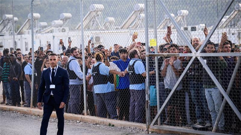 Bundesamt legt Flüchtlingen Rückkehr nach Griechenland nahe Bewohner des Flüchtlingslagers reagierten im Oktober 2024 sehr emotional und mit „Germany“-Rufen auf den Besuch von Bundespräsident Steinmeier bei der Registrierungs- und Aufnahmeeinrichtung für Geflüchtete in Malakasa, nördlich von Athen. (Archivbild)