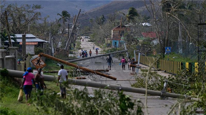 Bewohner gehen durch Lacovia Tombstone auf Jamaika nach dem Durchzug des Hurrikans „Melissa“.