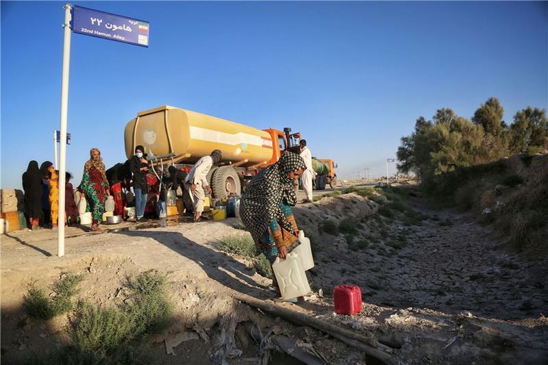 Bewohner holen nahe des ausgetrockneten Hamun-Sees in der iranischen Provinz Sistan und Belutschistan Wasser von einem Tankwagen.