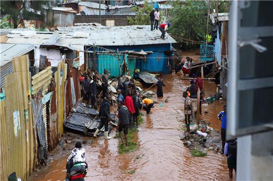 Bewohner retten ihr Hab und Gut nach schweren Regenfällen in den Mathare-Slums von Nairobi.