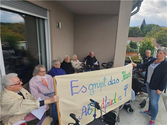 Bewohnerinnen und Bewohner des Abendfriedens singen gemeinsam mit Lutz und Teresa Hellmann auf der Dachterrasse ihrer Einrichtung das Steigerlied. Foto: Sowa