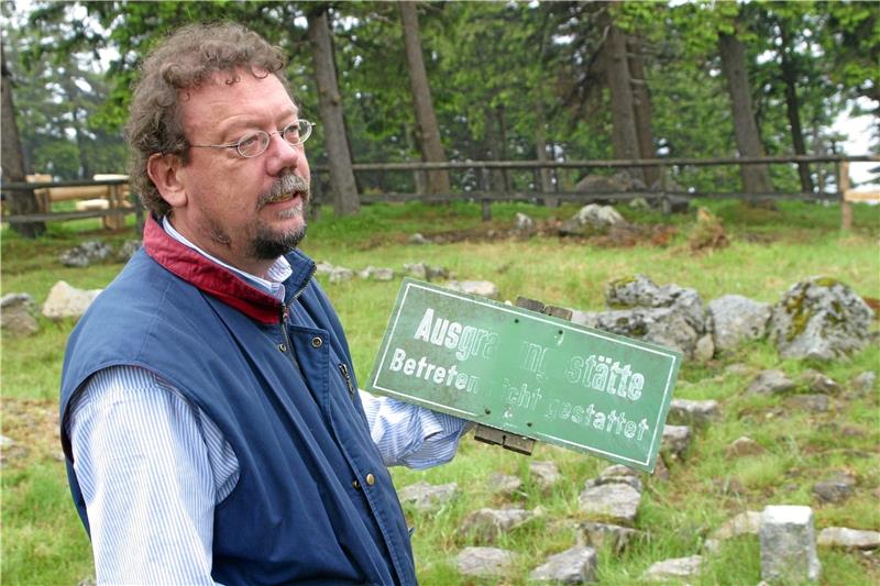 Der Wurmberg: Facettenreicher Berg mit viel Geschichte Bezirksarchäologe Dr. Michael Geschwinde hat vor 20 Jahren den Gipfel genau untersucht. Dabei ordnete er viele vermeintlich keltische Funde dem reitenden Förster Daubert zu. Er schloss aber nicht aus, dass es auch keltische Entdeckungen gebe.