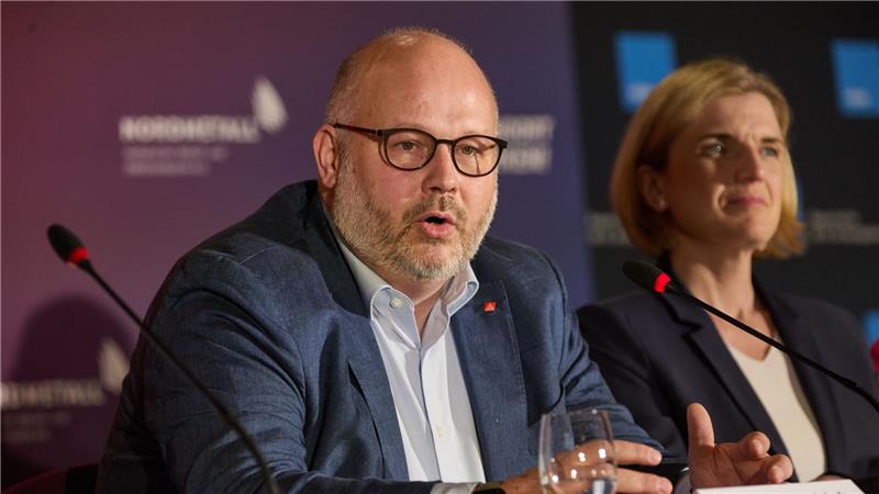 Lürssen-Militärwerften - IG Metall will bei Verkauf mitreden Bezirksleiter Friedrich, hier neben Lürssen-Managerin Lena Ströbele, will Sicherheit für die Beschäftigten der NVL-Werften. (Archivbild)