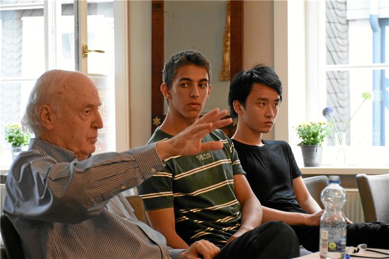 Israeli Tomer Rubinstein, ein Mann zwischen Musik und Militär Bezwingend und begreifend: Arie Vardi mit Tomer Rubinstein und Yuanhan Lu.