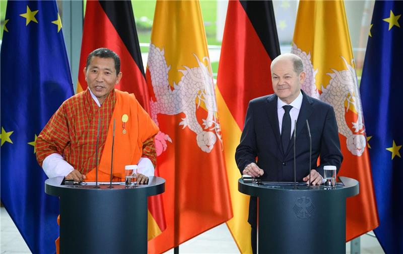 Scholz fasziniert von Bhutans „Bruttonationalglück” Bhutans Ministerpräsident Lotay Tshering (l) und Bundeskanzler Olaf Scholz äußern sich bei einer Pressekonferenz im Bundeskanzleramt.
