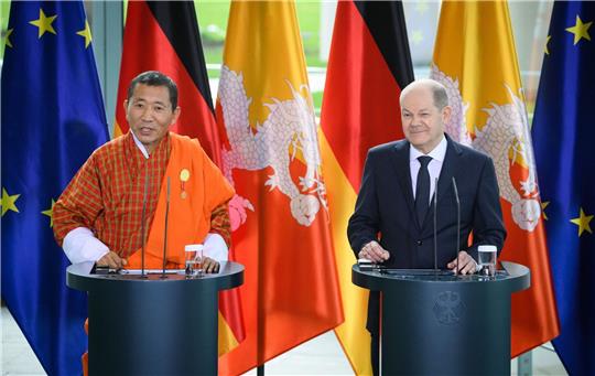 Bhutans Ministerpräsident Lotay Tshering (l) und Bundeskanzler Olaf Scholz äußern sich bei einer Pressekonferenz im Bundeskanzleramt.