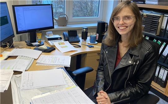 Bianca Gahl sitzt an ihrem Schreibtisch im Rathaus Braunlage.