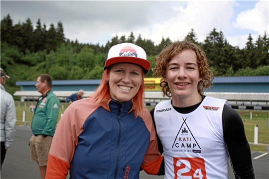 Biathlet Aaron Jakobs vom WSV Clausthal-Zellerfeld trifft Olympiasiegerin Kati Wilhelm in Oberhof. Foto: Privat