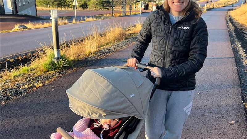 Biathletin Janina Hettich-Walz mit ihrer Tochter Karlotta.