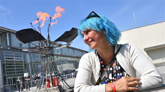 Bibi Jordan steht auf der „Maker Faire“ vor ihrem feuerspeienden Kunstwerk „Flower-Power“.