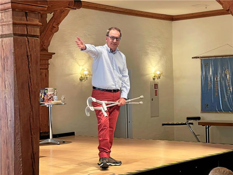 Stadtbücherei Bad Harzburg krönt die Lesekaiser im Schloss Bibliothekar Detlef Linke präsentiert die neuen Lesekaiserinnen und Lesekaiser.