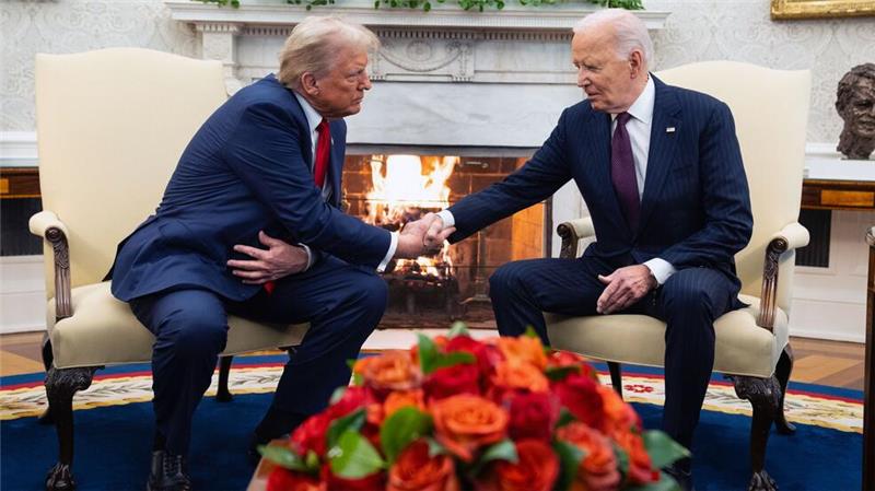 Biden empfängt Trump mit Handschlag im Weißen Haus Biden begrüßt Trump mit einem Handschlag im Weißen Haus.