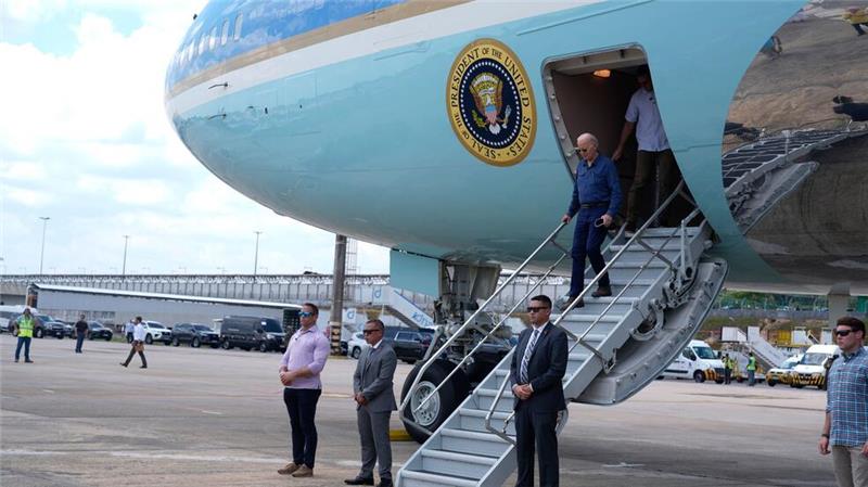 Trump im Nacken: Biden besucht Amazonasgebiet Biden landet auf den Flughafen von Manaus.